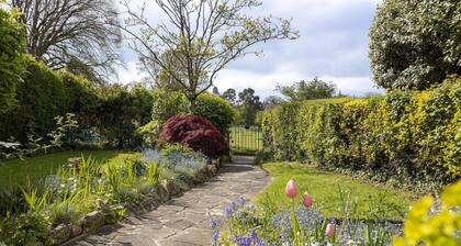 Primrose Cottage - a cottage that sleeps 6 guests in 3 bedrooms