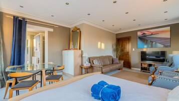 1 bedroom, bed sheets