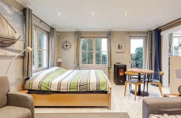 1 bedroom, bed sheets