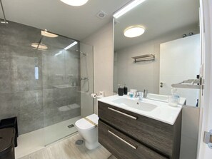 Shower, hair dryer, towels - Capistrano Garden Sum (Nerja)