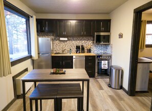 Een koelkast, een magnetron, een oven, een kookplaat