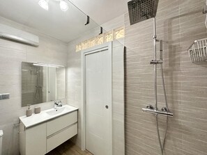 Shower, towels