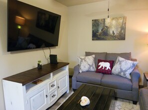 Smart TV - Mama Bear Cabin 2 - Community pool and hottub. (Branson)