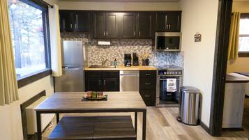 Een koelkast, een magnetron, een oven, een kookplaat