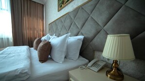 Habitación estándar con 1 cama doble o 2 individuales | Ropa de cama de alta calidad, minibar, caja fuerte y escritorio