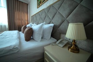 Chambre Standard double ou avec lits jumeaux | Literie de qualité, minibar, coffre-fort, bureau