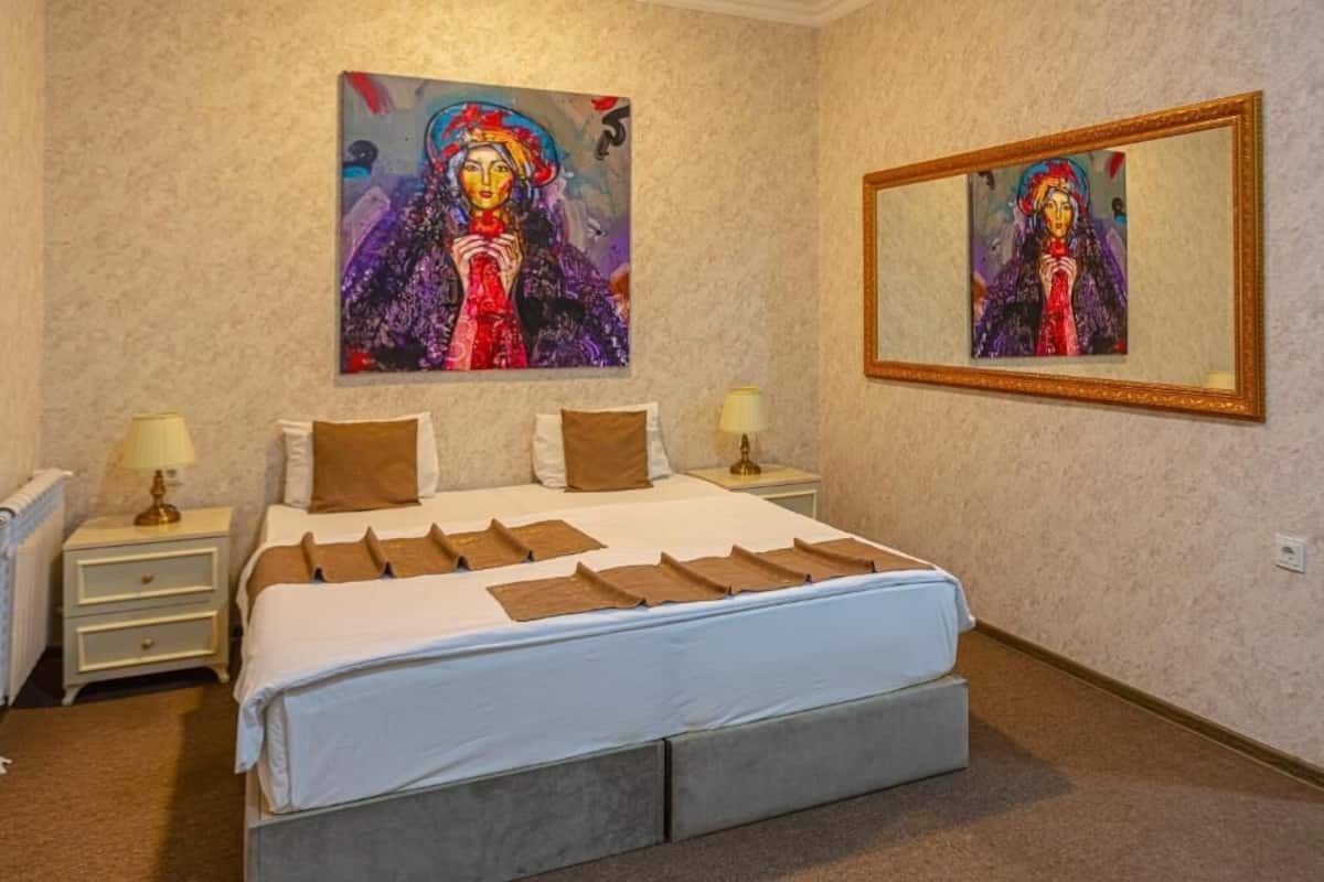 Habitación de lujo con 1 cama matrimonial o 2 individuales | Ropa de cama de alta calidad y minibar 