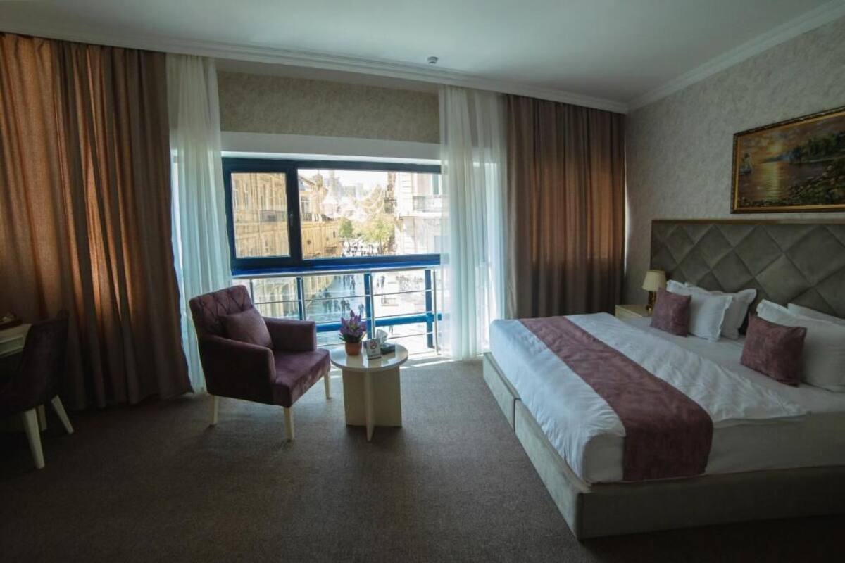 Standard-Doppel- oder -Zweibettzimmer | Hochwertige Bettwaren, Minibar, Zimmersafe, Schreibtisch