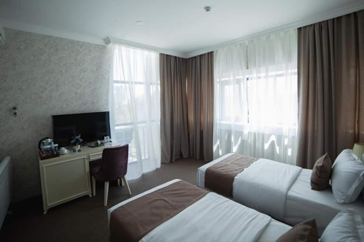 Habitación doble económica | Ropa de cama de alta calidad y minibar 