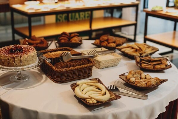 Free daily buffet breakfast