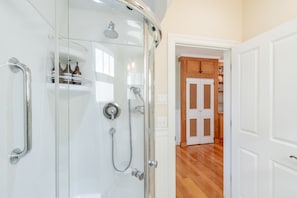 Shower, hair dryer, towels, soap - Historic Carriage House Next to Brown/RISD with Free Parking! (Providence)