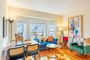 Smart-TV, Bücher, Stereoanlage, Computerbildschirme