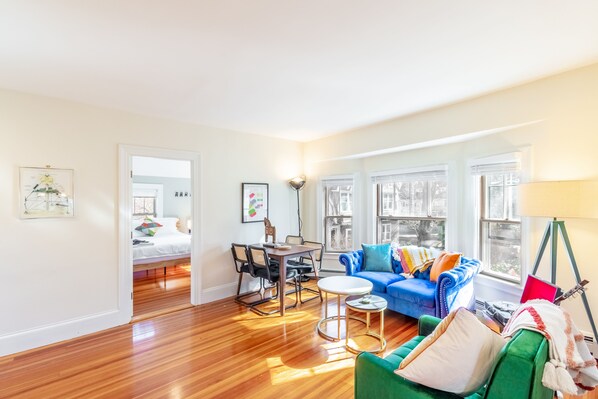 Smart-TV, Bücher, Stereoanlage, Computerbildschirme