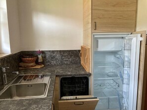 冷蔵庫、電子レンジ、オーブン、食器洗い機