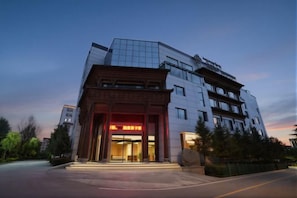Ein mehrstöckiges Hotel mit einer markanten Fassade und Beschilderung.