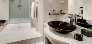 Ducha, secador de pelo, toallas y papel higiénico