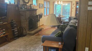 Televisio, takka, DVD-soitin, kirjoja