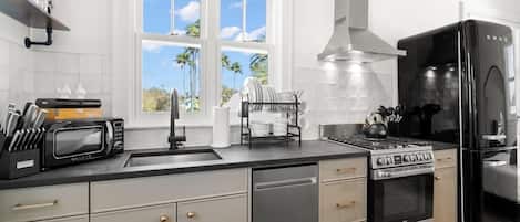 Een koelkast, een magnetron, een oven, een kookplaat