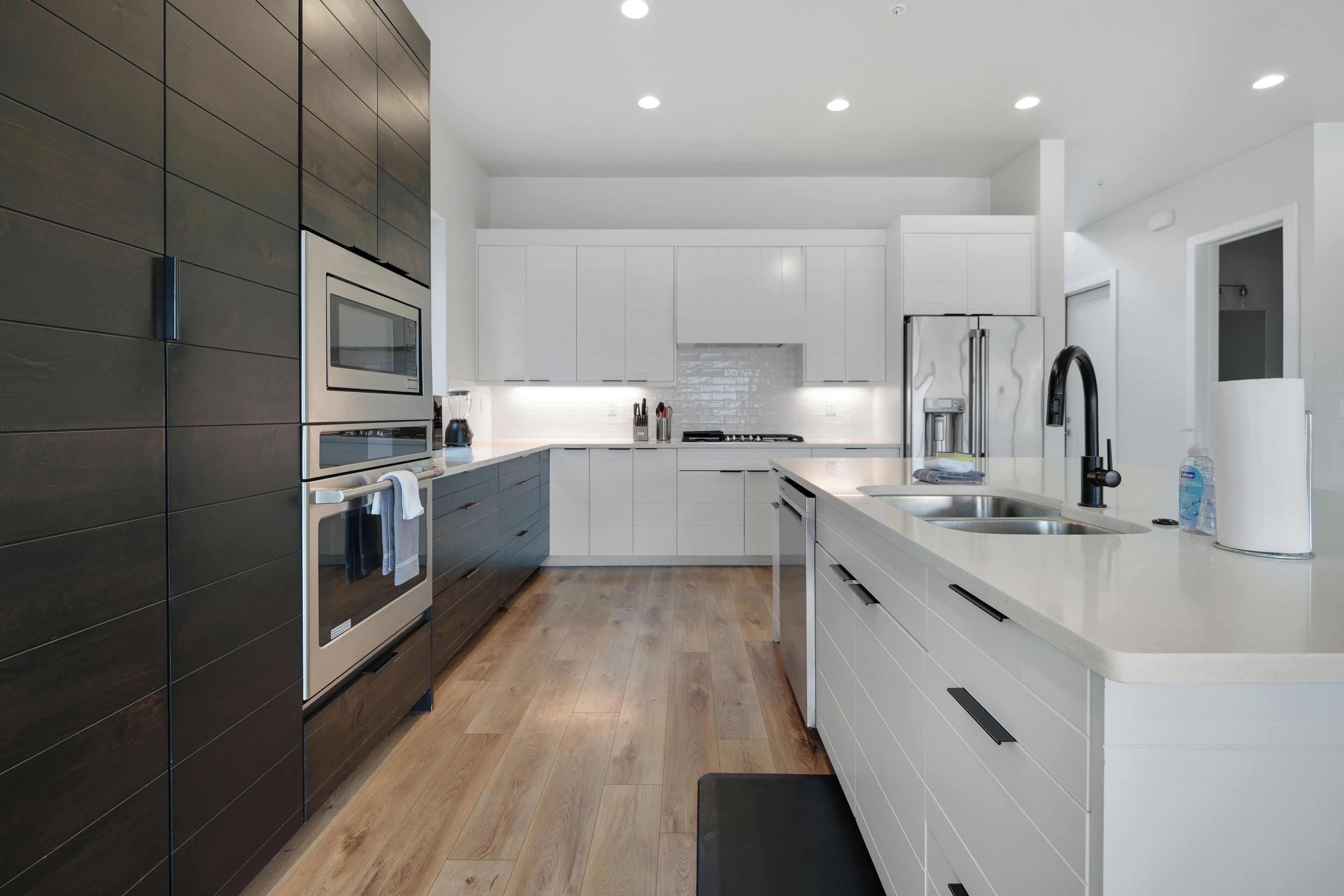 Jääkaappi, mikroaaltouuni, uuni, liesi