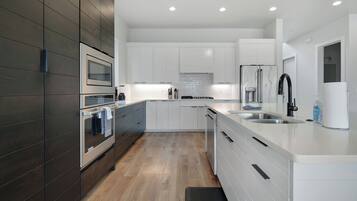 Jääkaappi, mikroaaltouuni, uuni, liesi