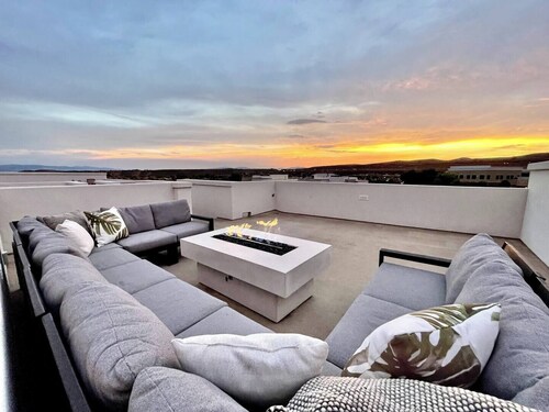 Luxurious House on the Golf Course - Private Pool & Spa - Rooftop Fire Pit