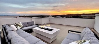 Luxurious House on the Golf Course - Private Pool & Spa - Rooftop Fire Pit