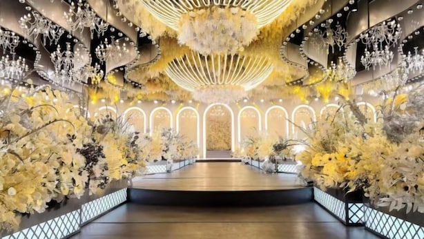Un escenari amb un arranjament floral i els lluminars.