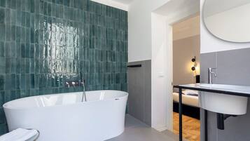 Superior-Zimmer | Badezimmer | Kostenlose Toilettenartikel, Haartrockner, Hausschuhe, Bidet