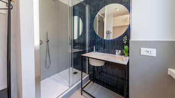 Kamar Deluks | Kamar mandi | Perlengkapan mandi gratis, pengering rambut, sandal, dan kloset