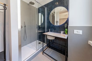 Deluxe Room | Bathroom | Free toiletries, hair dryer, slippers, bidet