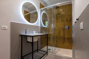 Premium Room | Bathroom | Free toiletries, hair dryer, slippers, bidet