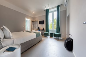Deluxe Room | Minibar, in-room safe, desk, blackout drapes