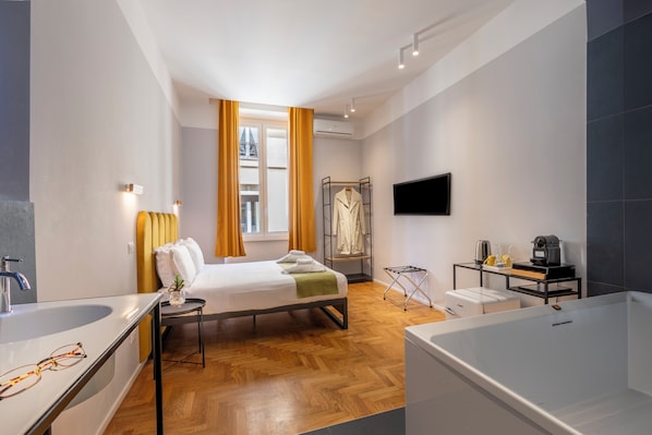 Superior Room | Minibar, in-room safe, desk, blackout drapes