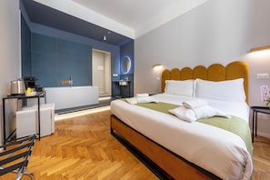 Superior Room | Minibar, in-room safe, desk, blackout drapes
