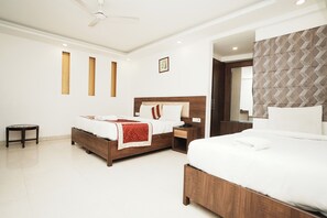 Familiekamer | Een laptopwerkplek, geluiddichte muren, een strijkplank/strijkijzer