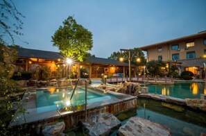 Outdoor pool - Chaohu Fragrant Hotspring Spa Resort (He County)
