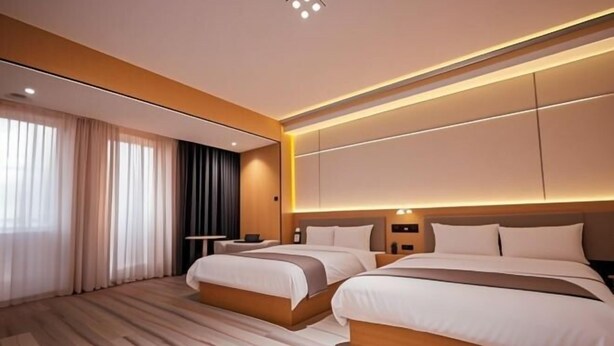 Quarto de hotel moderno com duas camas, uma janela grande com cortinas, piso de madeira e TV fixada na parede.