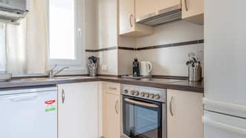 Køleskab, mikrobølgeovn, ovn, kogeplade