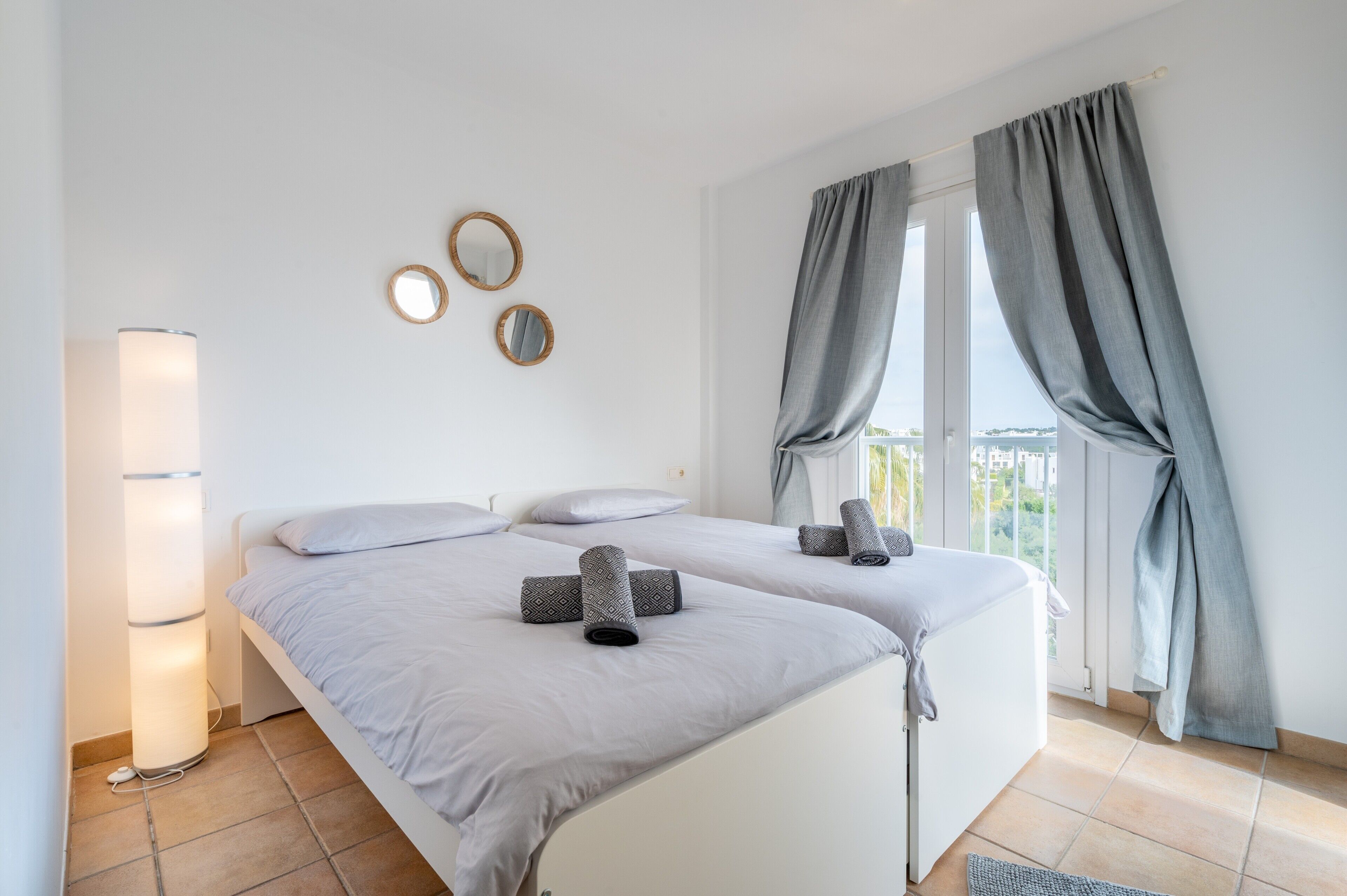 2 室のベッドルーム、アイロン / アイロン台、WiFi (無料)、ベッドシーツ