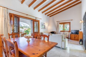 Interior - Villa 'Feliz ' with Private Pool, Wi-Fi and Air Conditioning (Calpe)