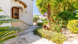 A building with a white facade, a wooden door, and a sign reading 'MORAVIT.' - Villa 'Feliz ' with Private Pool, Wi-Fi and Air Conditioning (Calpe)