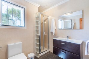 Bathtub, hair dryer, towels - Villa 'Feliz ' with Private Pool, Wi-Fi and Air Conditioning (Calpe)