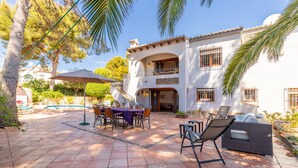 A two-story house with a patio, outdoor seating, and a pool. - Villa 'Feliz ' with Private Pool, Wi-Fi and Air Conditioning (Calpe)