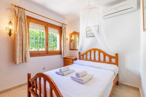 4 bedrooms, iron/ironing board, free WiFi, bed sheets - Villa 'Feliz ' with Private Pool, Wi-Fi and Air Conditioning (Calpe)