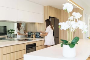 Coffee/tea maker, fridge, microwave, oven