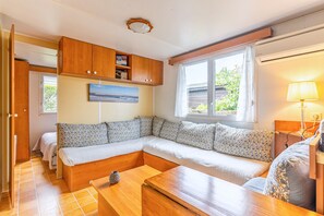 TV, tavolo da ping pong