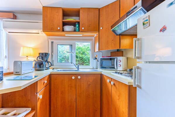 Fridge, microwave, stovetop, dishwasher