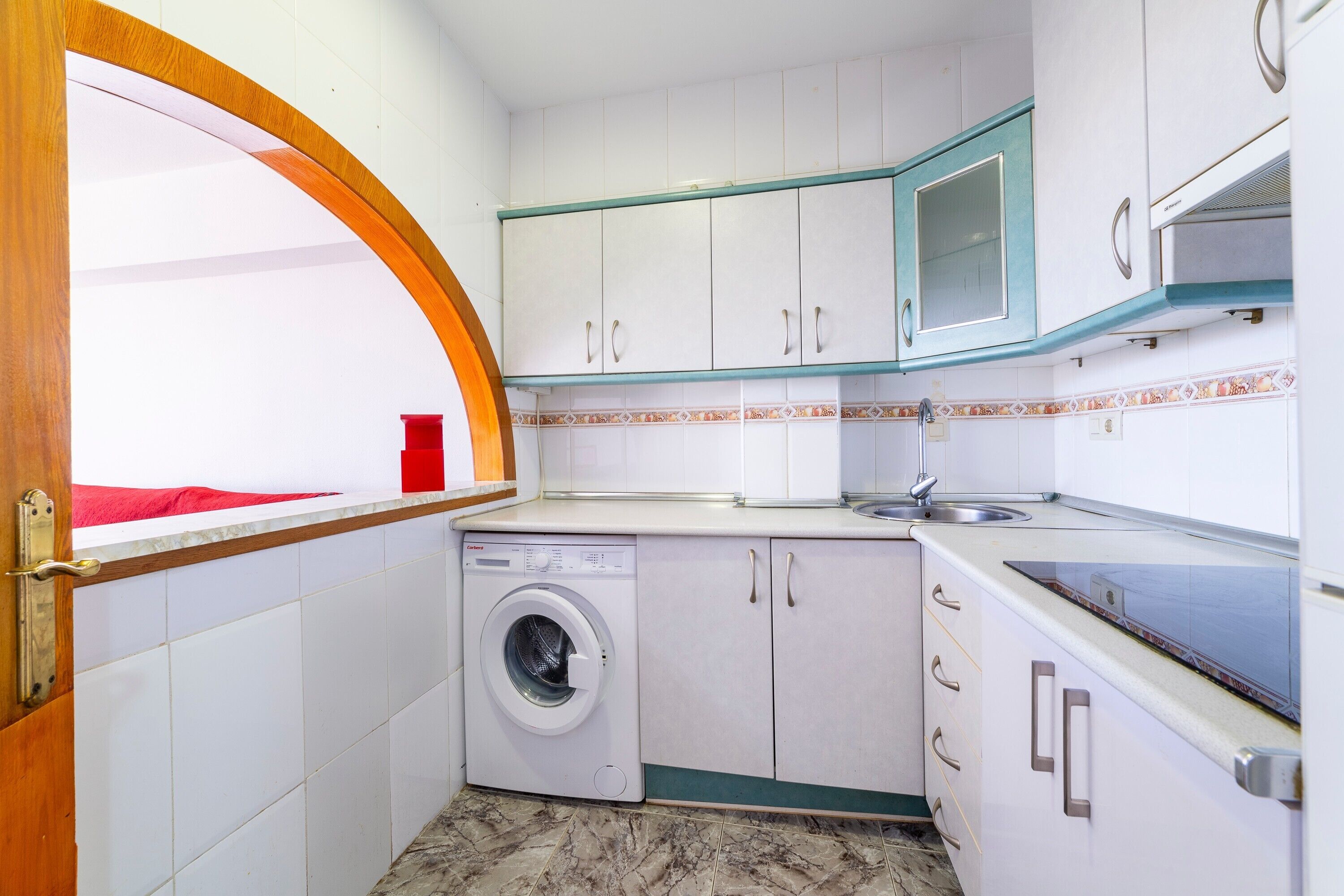 冷蔵庫、電子レンジ、コンロ、コーヒー / ティーメーカー