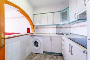 Frigorifero, microonde, piano cottura, macchina per tè/caffè