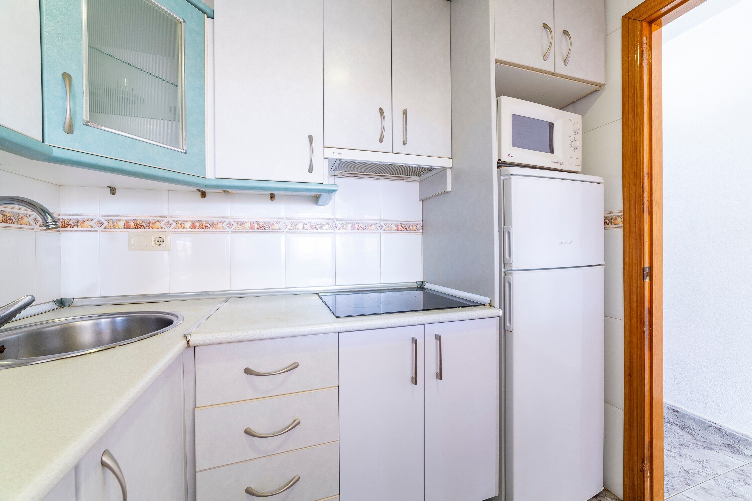 Refrigerador, microondas, parrilla de estufa y cafetera y tetera 